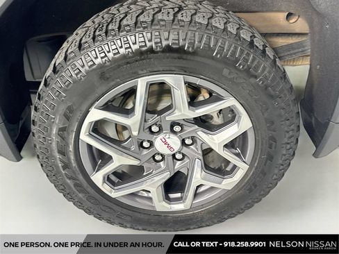 Used 2022 GMC Sierra 1500 SLT AWD/4WD image 31
