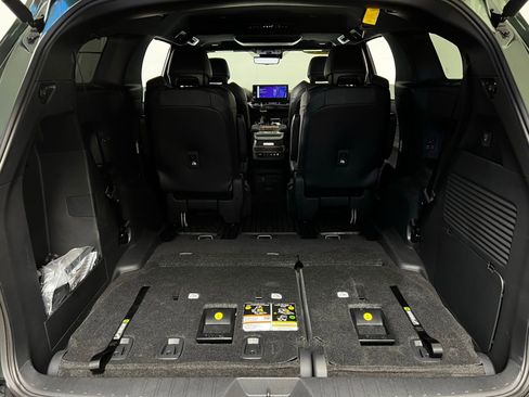 Used 2025 Toyota Sienna Platinum image 33
