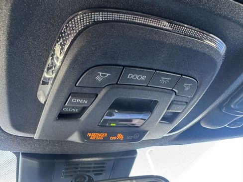 Used 2025 Toyota Corolla SE w/ SE Premium Package image 31