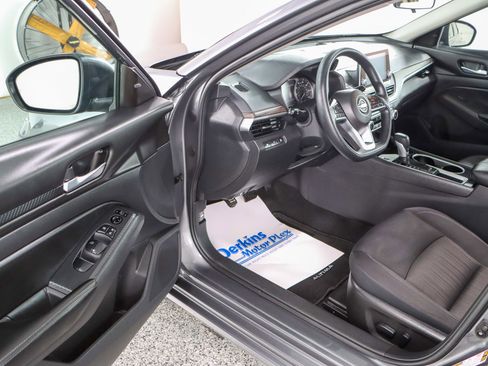 Used 2024 Nissan Altima 2.5 SV image 3