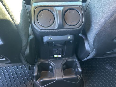 Used 2024 Jeep Gladiator Rubicon w/ Technology Group image 15