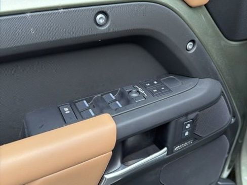Used 2025 Land Rover Defender 110 X-Dynamic SE image 12