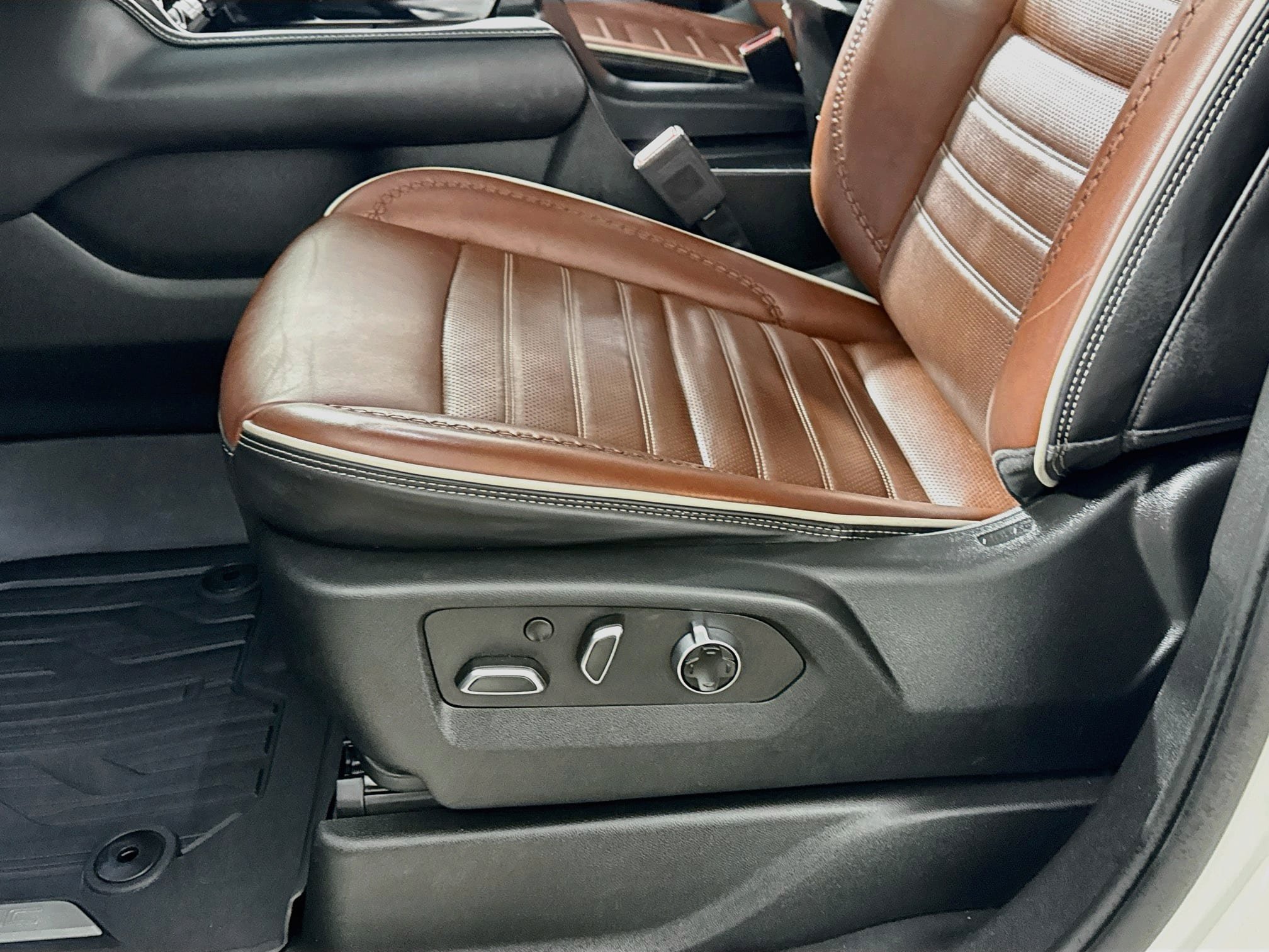 Used 2023 GMC Yukon Denali Ultimate AWD/4WD image 24