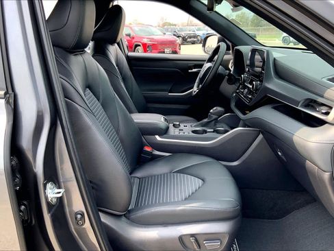 Used 2025 Toyota Highlander XSE image 9