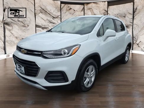 Used 2017 Chevrolet Trax LT w/ Driver Confidence Package AWD/4WD image 1