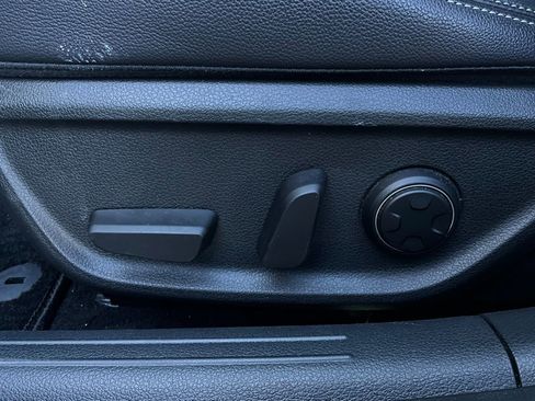 Used 2025 Genesis G70 2.5T image 9