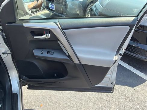 Used 2018 Toyota RAV4 XLE AWD/4WD image 8