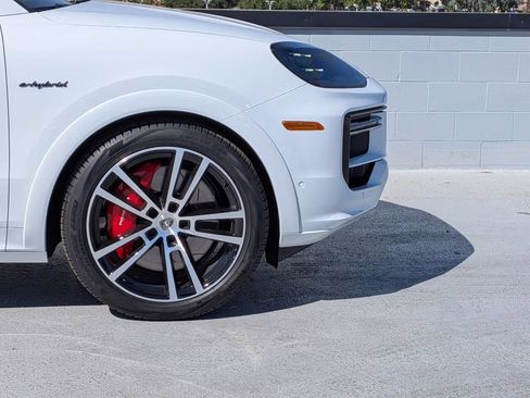Certified 2025 Porsche Cayenne Turbo AWD/4WD image 11