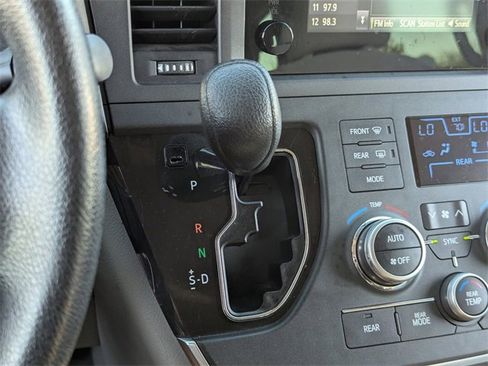 Used 2016 Toyota Sienna L image 29