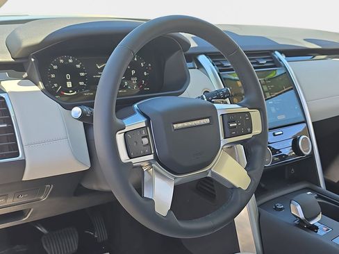 Used 2025 Land Rover Discovery S image 18