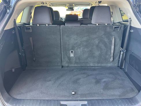 Used 2021 Toyota Highlander LE image 26