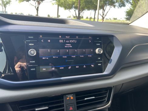 Certified 2022 Volkswagen Taos SE FWD image 21