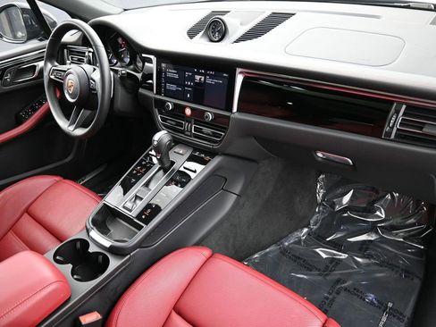 Used 2025 Porsche Macan image 32