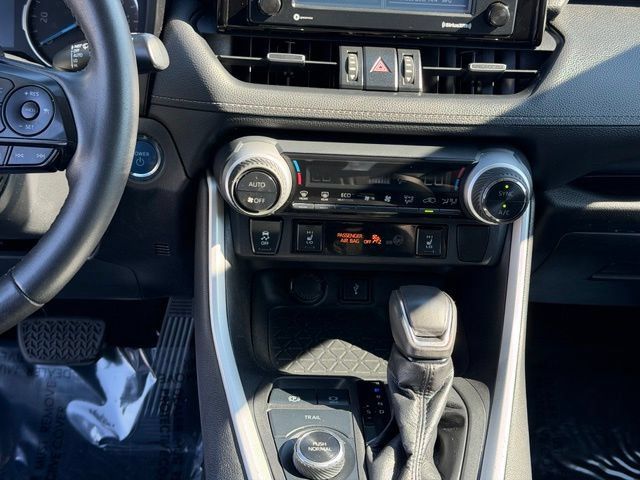 Certified 2021 Toyota RAV4 XLE Premium AWD/4WD image 21