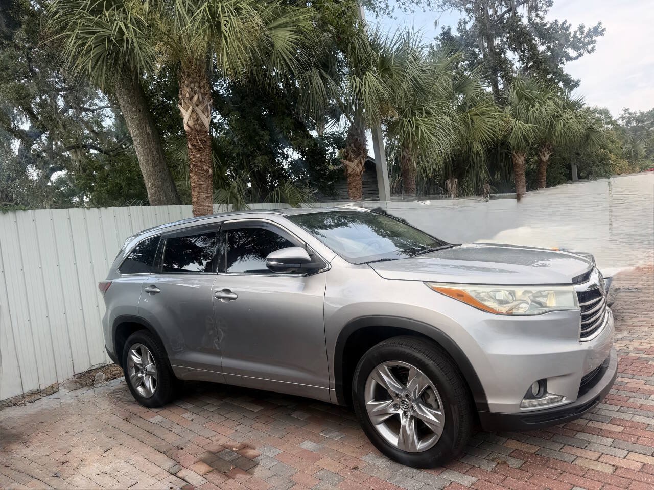 Used 2016 Toyota Highlander Limited w/ Driver Technology Package FWD image 3