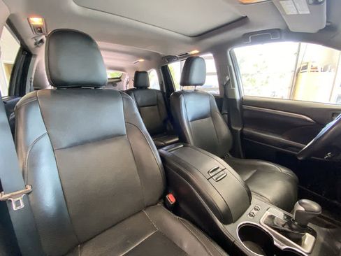 Used 2017 Toyota Highlander Limited AWD/4WD image 29