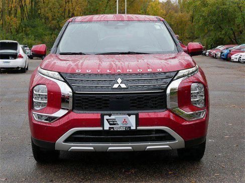 Used 2022 Mitsubishi Outlander SE image 2