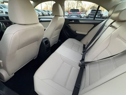 Used 2017 Volkswagen Jetta SE image 16