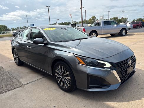 Used 2023 Nissan Altima 2.5 SV image 7