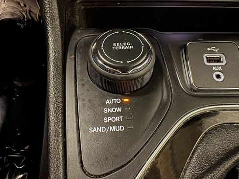 Used 2019 Jeep Cherokee Limited AWD/4WD image 18