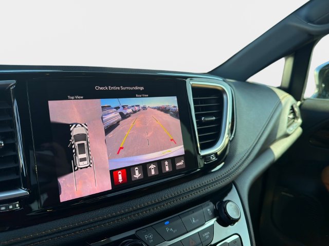 Used 2023 Chrysler Pacifica Pinnacle FWD image 19