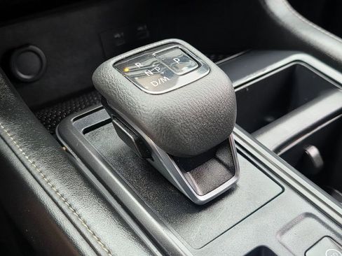 Used 2024 Nissan Pathfinder S image 32