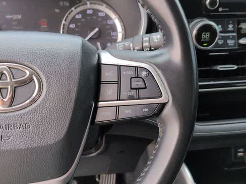 Used 2022 Toyota Highlander XLE FWD image 25
