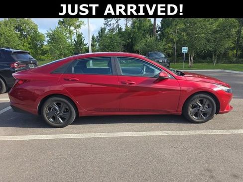 Certified 2023 Hyundai Elantra SEL w/ Preferred Accessory Package FWD image 3