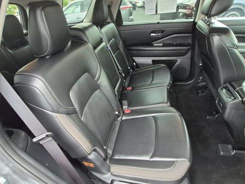 Used 2025 Nissan Pathfinder SL AWD/4WD image 28