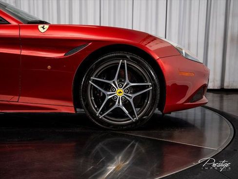 Used 2017 Ferrari California T RWD image 24