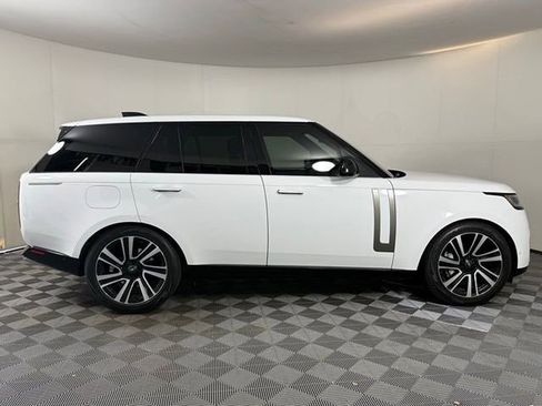 Used 2023 Land Rover Range Rover SE image 9