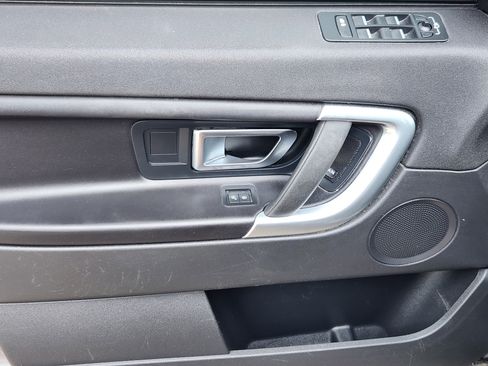 Used 2018 Land Rover Discovery Sport SE AWD/4WD image 17