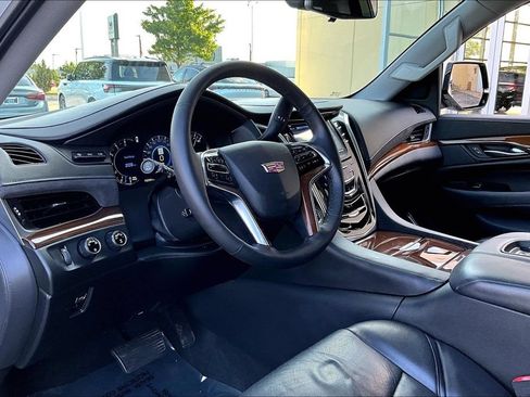 Used 2020 Cadillac Escalade ESV Premium Luxury AWD/4WD image 16