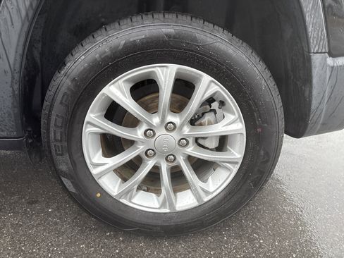 Used 2019 Jeep Cherokee Latitude w/ Popular Appearance Group image 14