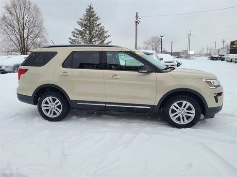 Used 2018 Ford Explorer XLT w/ Equipment Group 202A image 5