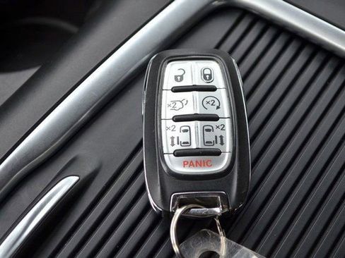 Used 2023 Chrysler Pacifica Touring-L image 26