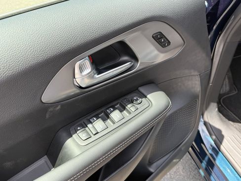 Used 2025 Chrysler Pacifica Select image 14