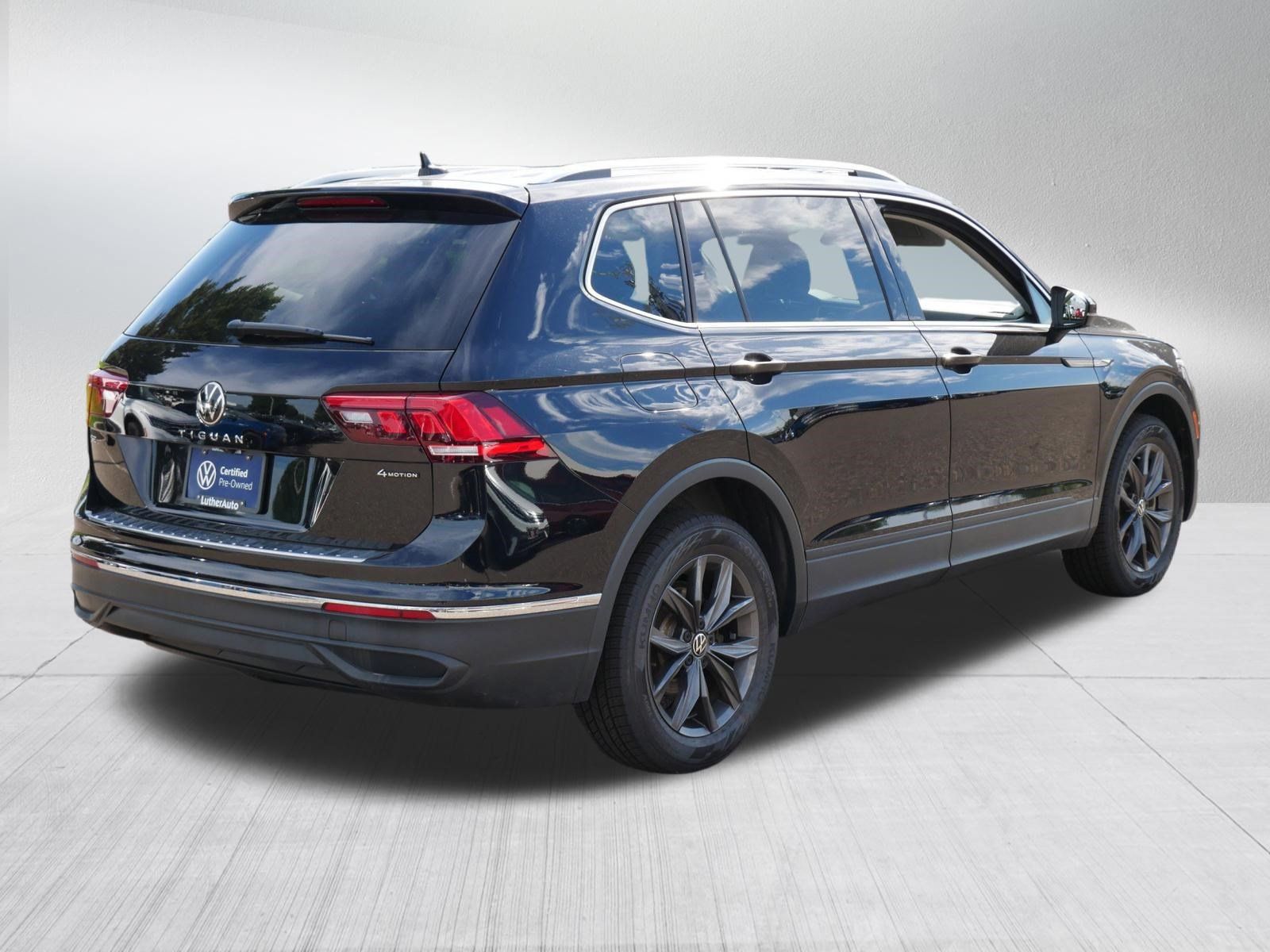 Used 2022 Volkswagen Tiguan SE w/ Panoramic Sunroof Package AWD/4WD image 7