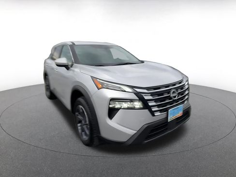 Used 2025 Nissan Rogue SV image 3