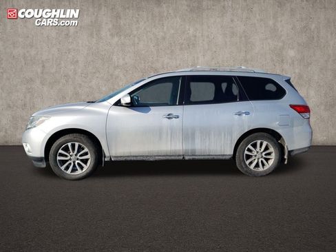 Used 2014 Nissan Pathfinder SV w/ Cargo Package image 2