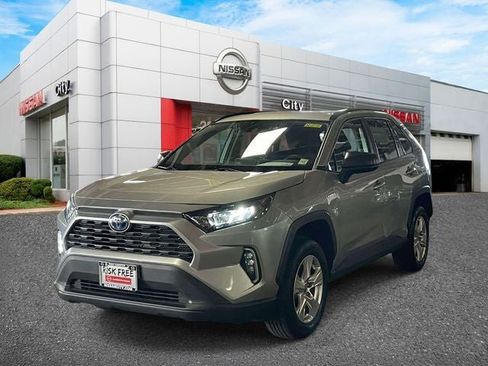 Used 2021 Toyota RAV4 LE AWD/4WD image 4