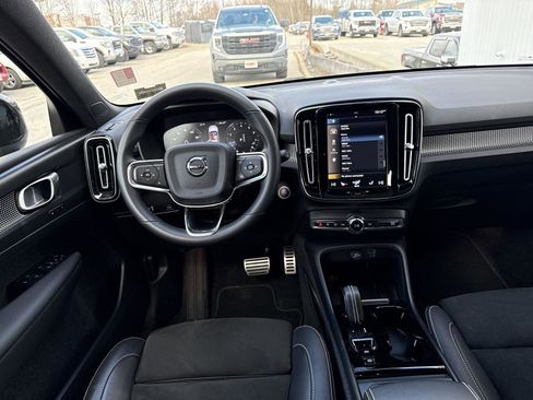 Used 2022 Volvo XC40 T5 R-Design image 12