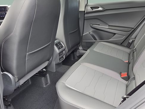 New 2026 Volkswagen Taos SE FWD image 9
