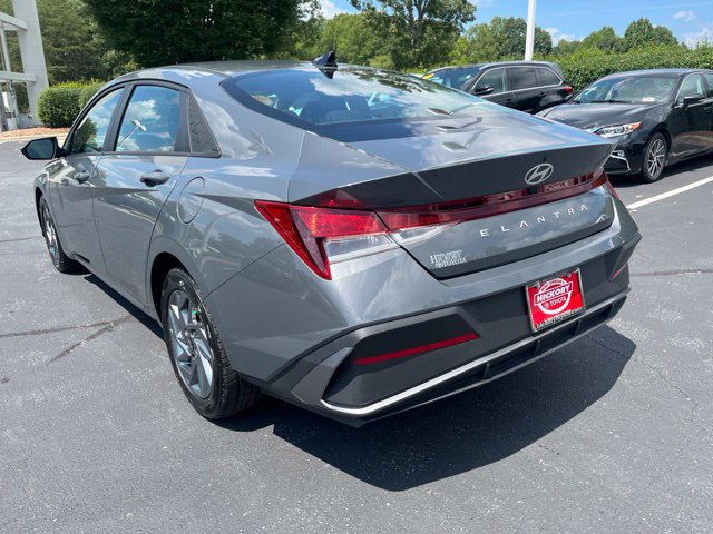 Used 2024 Hyundai Elantra SEL FWD image 9
