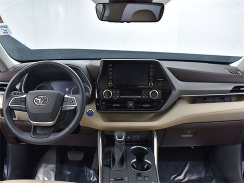 Used 2022 Toyota Highlander XLE image 9