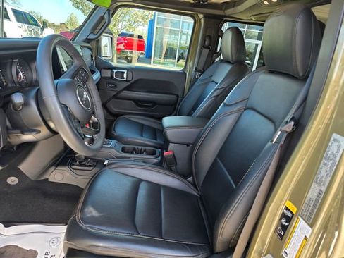 Used 2025 Jeep Gladiator Sport AWD/4WD image 22