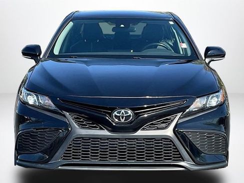 Used 2023 Toyota Camry SE image 3