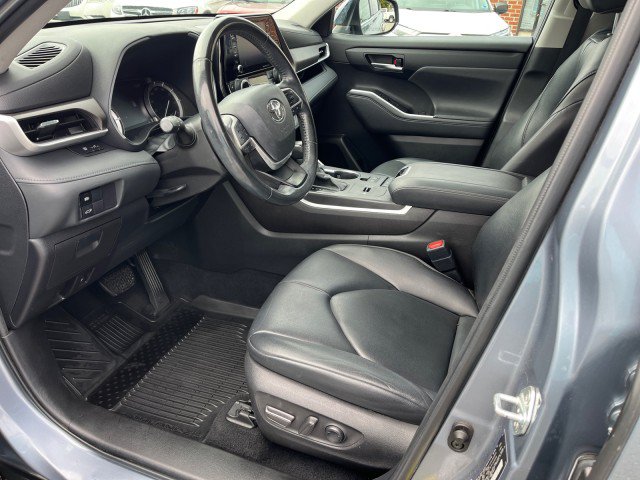 Used 2022 Toyota Highlander XLE FWD image 13