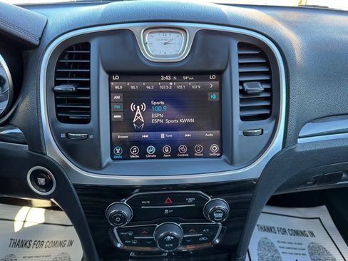 Used 2017 Chrysler 300 Limited image 27