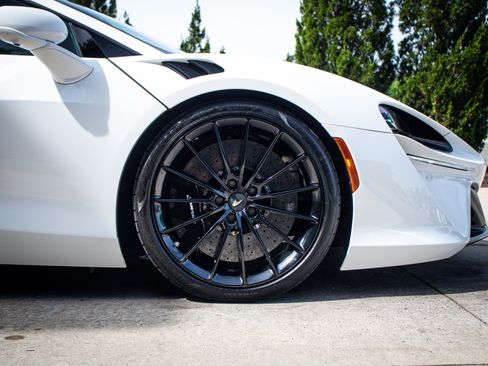 Used 2025 McLaren Artura RWD image 13